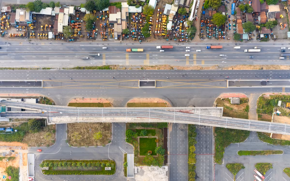 Hạng mục hầm chui này dài 670 m, bề rộng 8 m với vốn đầu tư khoảng 75 tỷ đồng, đã cơ bản hoàn thiện vào tháng 7/2021 nhưng đến nay vẫn chưa được thông xe do ảnh hưởng dịch Covid-19.