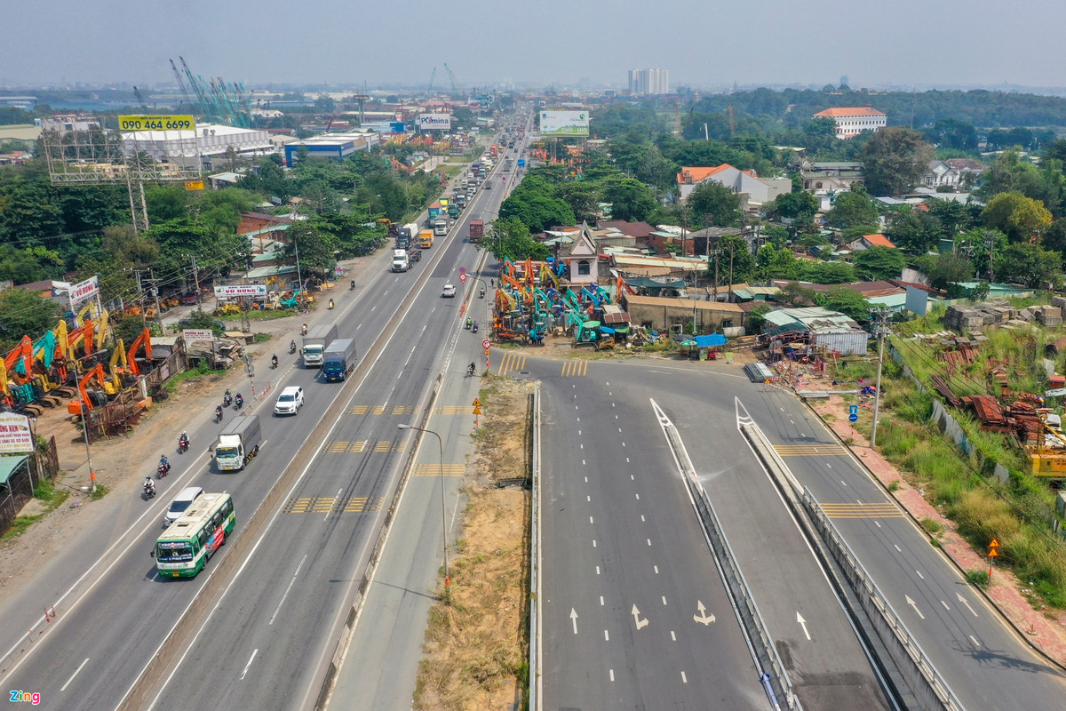 Dự kiến công trình được thông xe vào cuối tháng 11 này. Tuy nhiên, đoạn quốc lộ từ đoạn cuối hầm chui đến ngã 3 Tân Vạn hiện vẫn chưa được mở rộng do vướng giải phóng mặt bằng, khi qua hầm các phương tiện phải di chuyển nhập vào làn đường cũ tạo nút "thắt cổ chai" gây xung đột giao thông.
