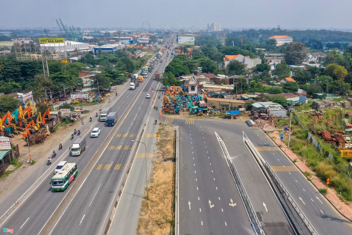 Dự kiến công trình được thông xe vào cuối tháng 11 này. Tuy nhiên, đoạn quốc lộ từ đoạn cuối hầm chui đến ngã 3 Tân Vạn hiện vẫn chưa được mở rộng do vướng giải phóng mặt bằng, khi qua hầm các phương tiện phải di chuyển nhập vào làn đường cũ tạo nút "thắt cổ chai" gây xung đột giao thông.