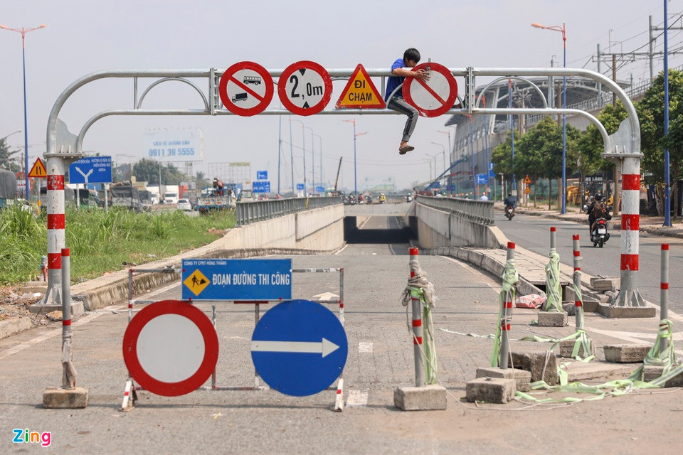 Hầm có cao độ tối đa 2 m và cấm các loại xe tải và xe khách lưu thông.