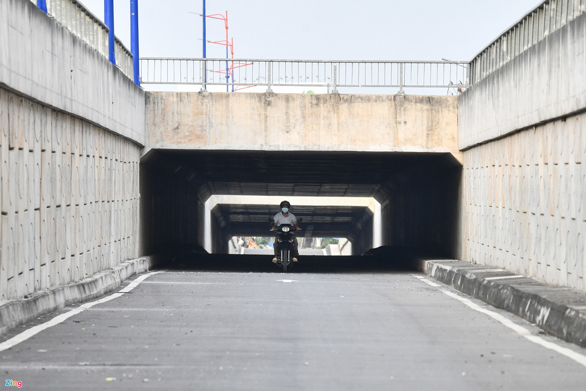 Hầm có ba đoạn kín và 4 đoạn hở, giúp giải quyết xung đột giữa làn xe đi thẳng hướng TP.HCM - Đồng Nai với lượng xe ra vào bến xe Miền Đông mới, đảm bảo an toàn giao thông và giảm ùn ứ ở khu vực.