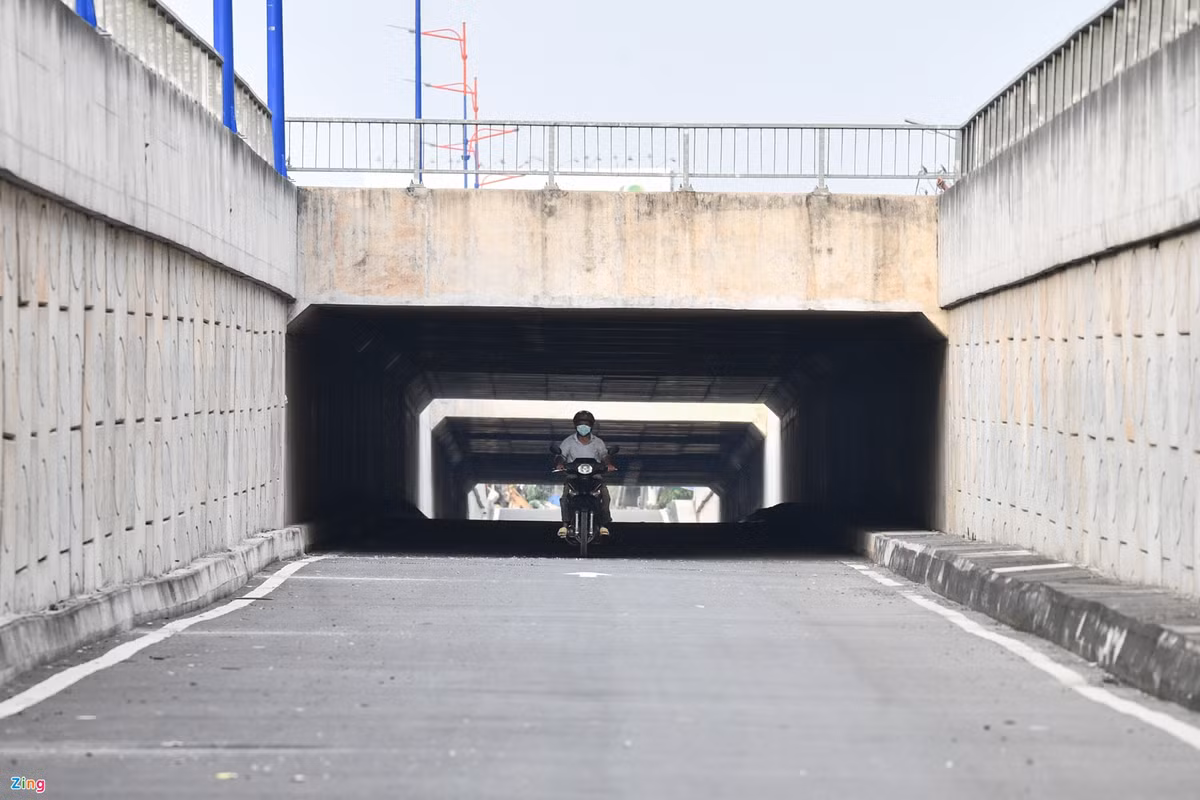 Hầm có ba đoạn kín và 4 đoạn hở, giúp giải quyết xung đột giữa làn xe đi thẳng hướng TP.HCM - Đồng Nai với lượng xe ra vào bến xe Miền Đông mới, đảm bảo an toàn giao thông và giảm ùn ứ ở khu vực.