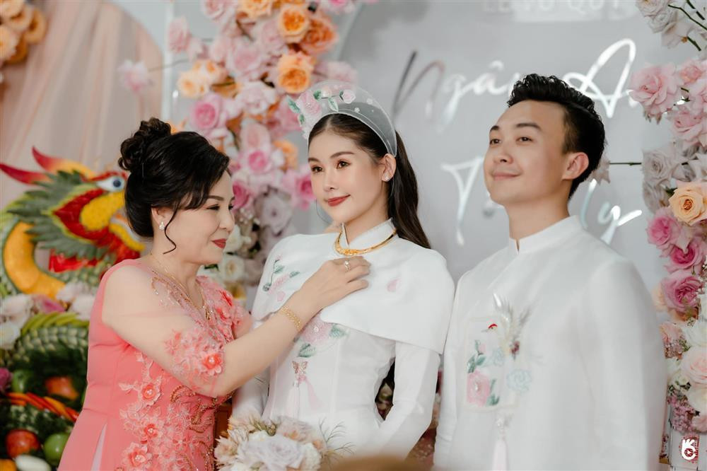 Moi quan he cua hoa hau Le Au Ngan Anh va me chong