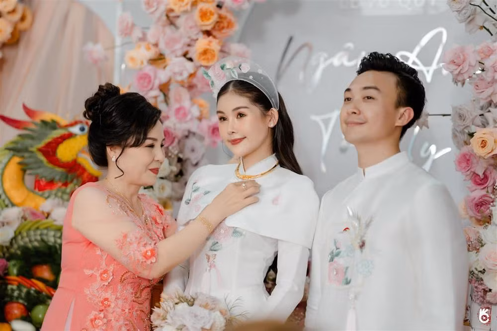 Moi quan he cua hoa hau Le Au Ngan Anh va me chong