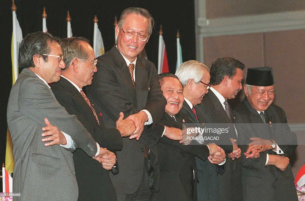 Thủ tướng Võ Văn Kiệt và lãnh đạo các nước ASEAN bắt tay nhau chụp ảnh nhóm trong lễ khai mạc Hội nghị thượng đỉnh ASEAN ở Bangkok, ngày 14/12/1995. Ảnh: Romeo Gacad/Getty Images.