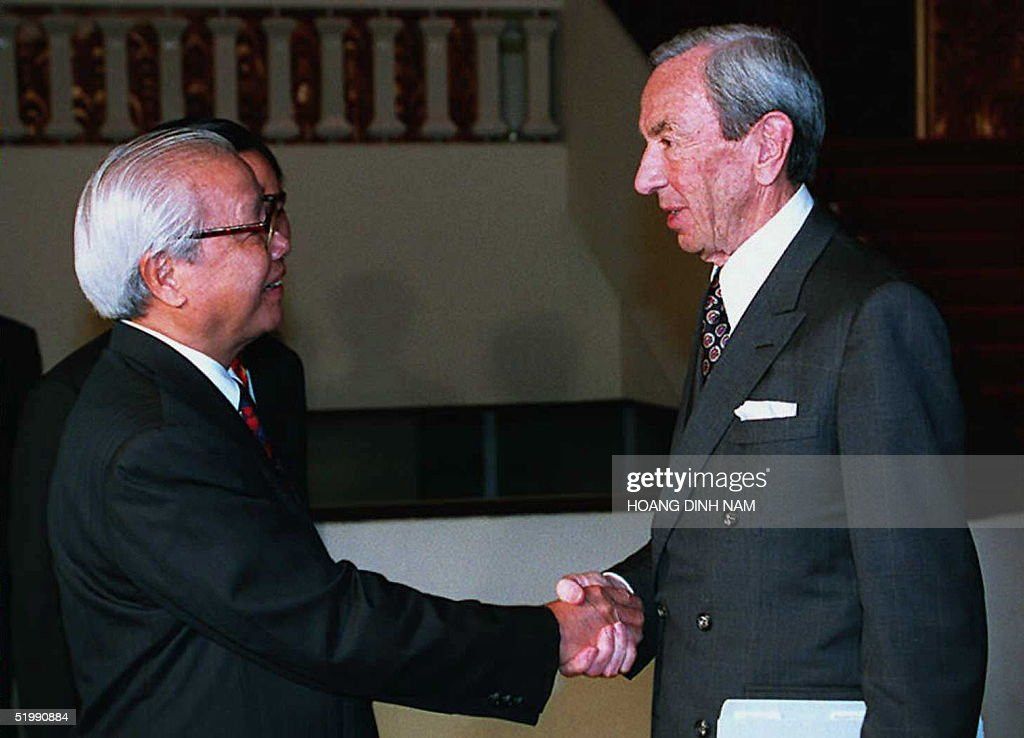 Thủ tướng Võ Văn Kiệt chào đón Ngoại trưởng Mỹ Warren Christopher trước cuộc gặp tại Văn phòng Thủ tướng ở Hà Nội, 6/8/1995. Ảnh: Hoang Dinh Nam/ Getty Images.