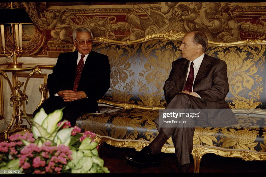 Thủ tướng Võ Văn Kiệt trò chuyện với Tổng thống Pháp François Mitterrand, 25/6/1993. Ảnh: Yves Forestier/Sygma via Getty Images.