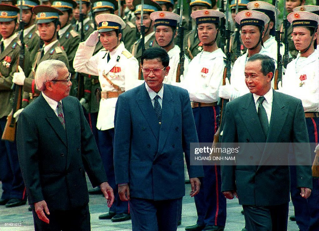 Thủ tướng Võ Văn Kiệt tiếp đón người đồng nhiệm Campuchia Hun Sen và hoàng thân Campuchia Norodom Ranariddh tại Phủ Chủ tịch ở Hà Nội, 23/8/1993. Ảnh: Steve Raymer/CORBIS/Corbis via Getty Images.