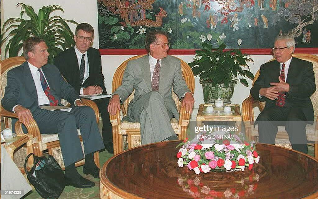 Thủ tướng Võ Văn Kiệt làm việc với Trợ lý Ngoại trưởng Mỹ Winston Lord và Thứ trưởng Bộ Cựu chiến binh Hershel Gobel tại Hà Nội ngày 15/5/1995. Ảnh: Hoang Dinh Nam/Getty Images.