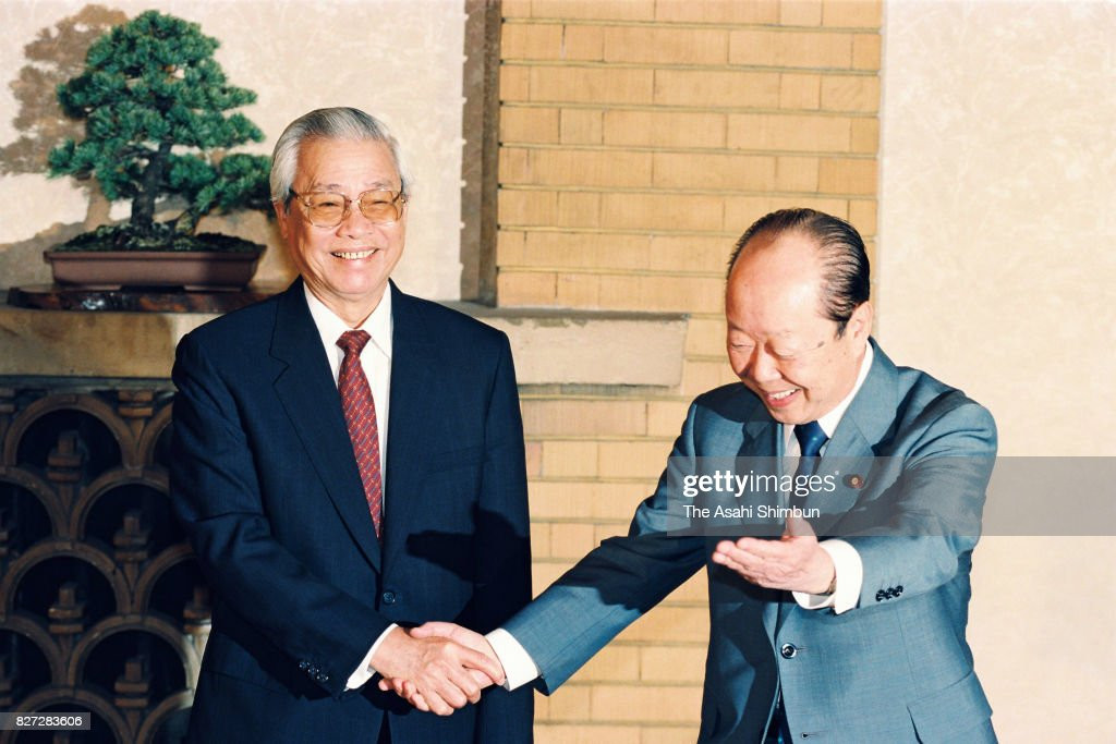 Thủ tướng Võ Văn Kiệt bắt tay với Thủ tướng Nhật Bản Kiichi Miyazawa trong cuộc gặp gỡ cấp nhà nước tại Dinh Thủ tướng ở Tokyo, Nhật Bản ngày 25/3/1993. Ảnh: The Asahi Shimbun via Getty Images.