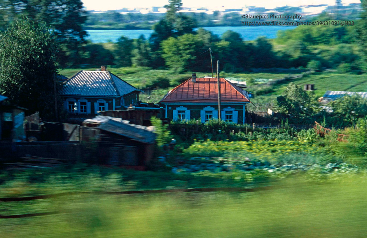 Những ngôi nhà vùng nông thôn Siberia mùa hè, chụp khi tàu chạy từ Novosibirsk đến Omsk.