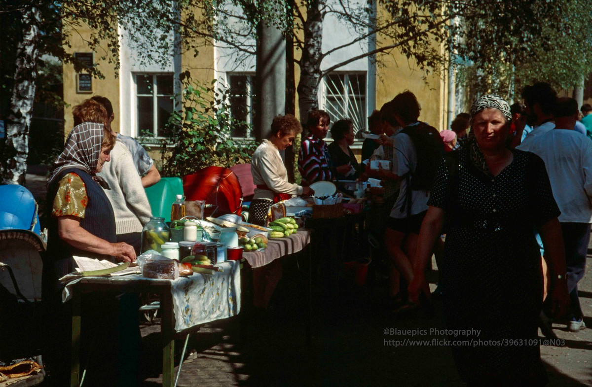 Các quầy hàng ăn "nhà làm" ở sân ga Vladimir. Đồ ăn ở đây ngon hơn so với các món ăn được phục vụ trên toa tàu.
