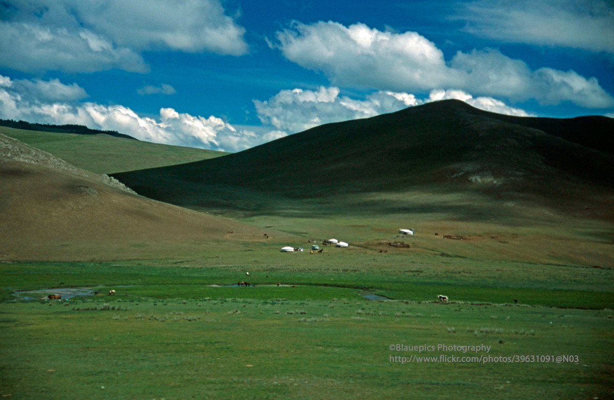 Thảo nguyên bao la ở phía Bắc Ulan Bator, Mông Cổ, nhìn từ đoàn tàu đang di chuyển trên tuyến đường sắt xuyên Siberia, 1998. Ảnh: Gunter Hartnagel/Flickr.