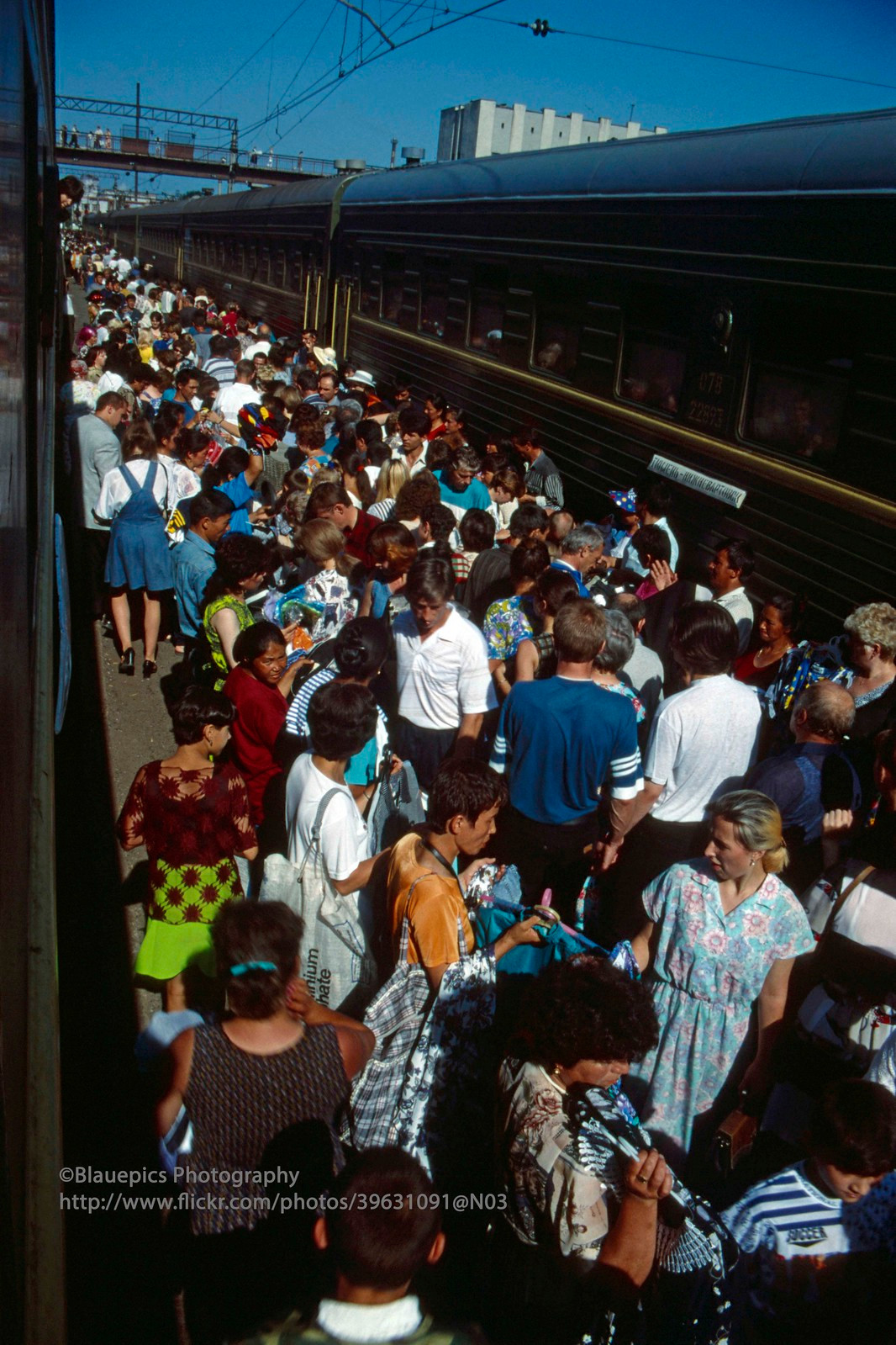 Những người bán hàng rong xếp hàng dài mời chào du khách ở ga Omsk.