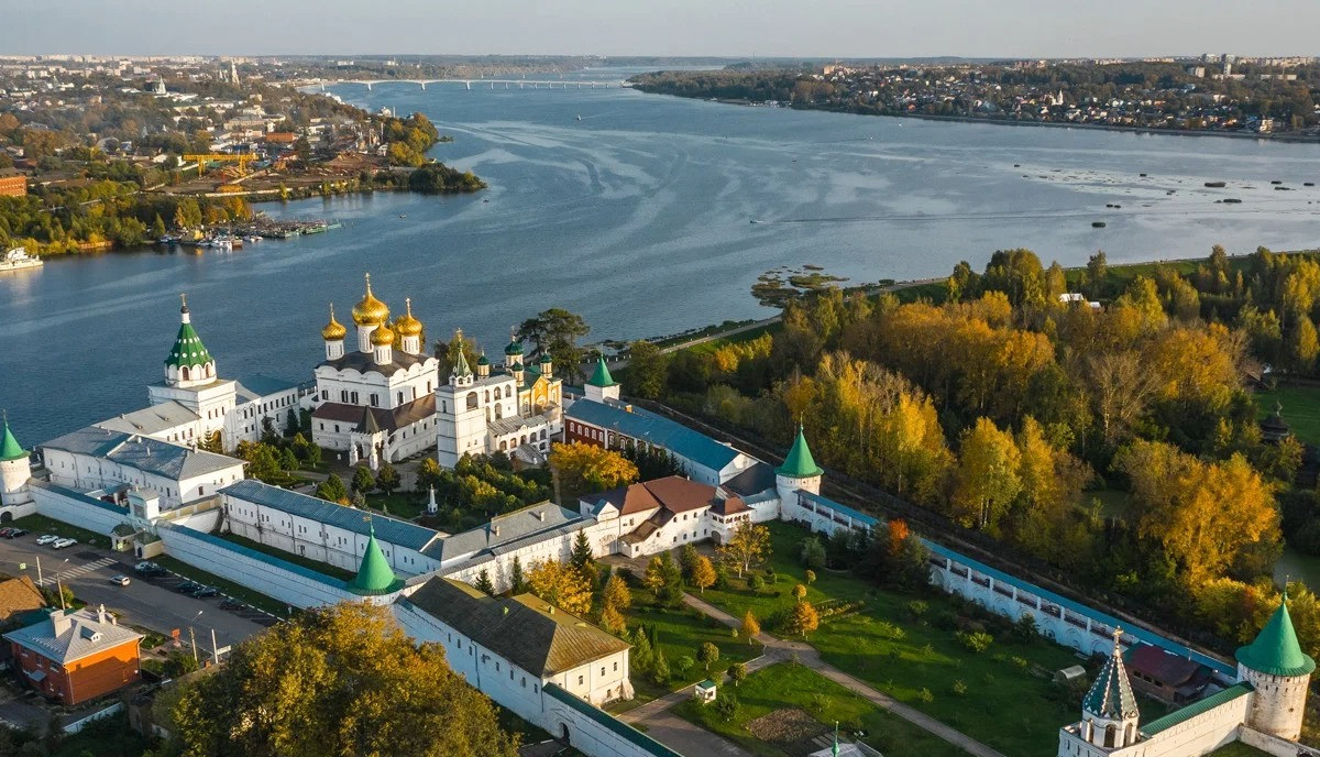  7. Kostroma. Nằm cách Yaroslavl 79 km, thành phố Kostroma hình thành tại điểm hợp lưu của sông Volga và sông Kostroma. Những điểm đến nổi bật ở nơi đây là nhà thờ Epiphany, nhà thờ Phục sinh trên Vùng đất thấp và tu viện Ipatyevsky. Ảnh: Яндекс Путешествия.