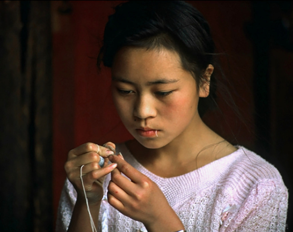 Người đẹp Vân Nam se chỉ luồn kim.