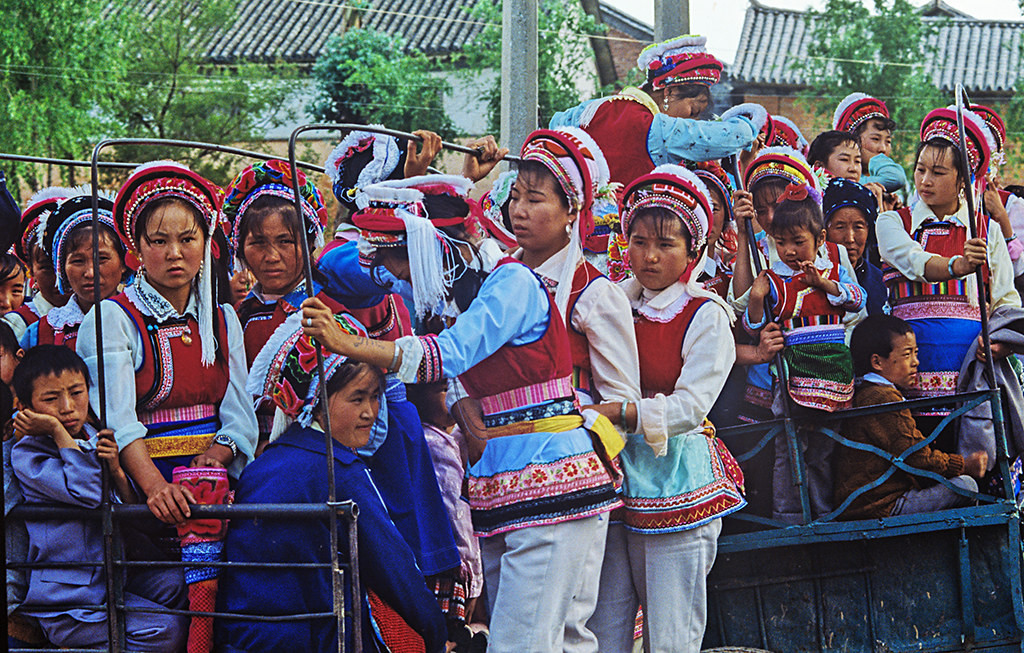 Các cô gái người dân tộc Bạch mặc trang phục truyền thống trong một hoạt động cộng đồng ở Vân Nam.