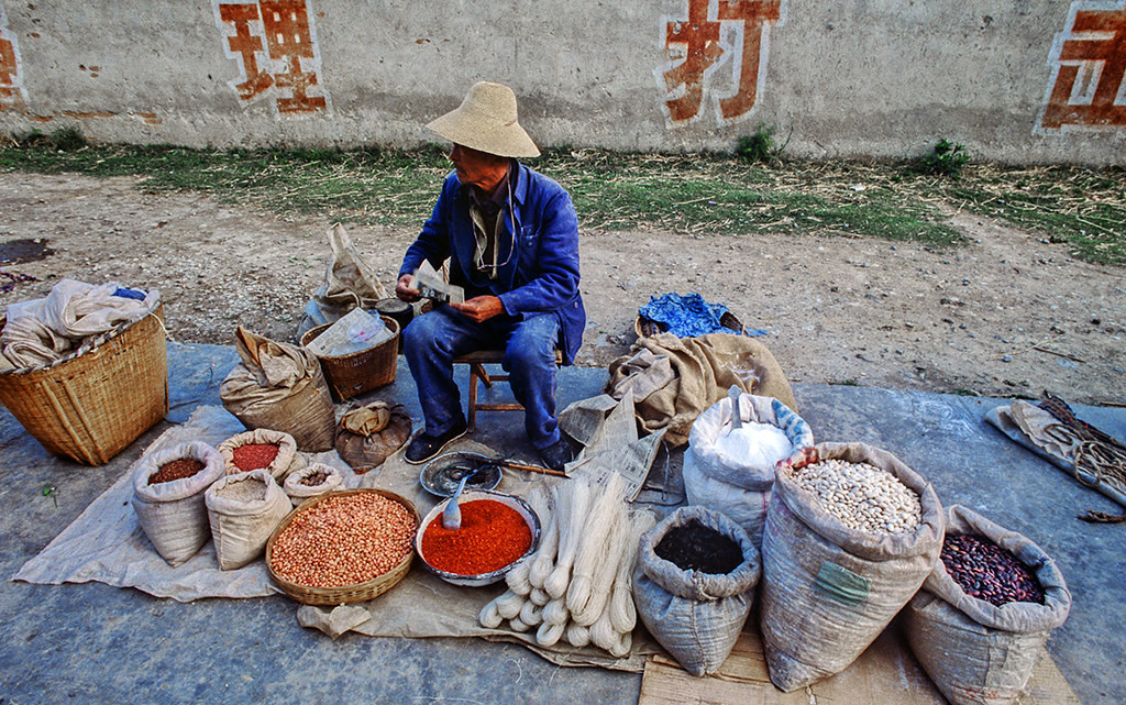 Ngũ cốc được bày bán tại một khu chợ địa phương ở Vân Nam.