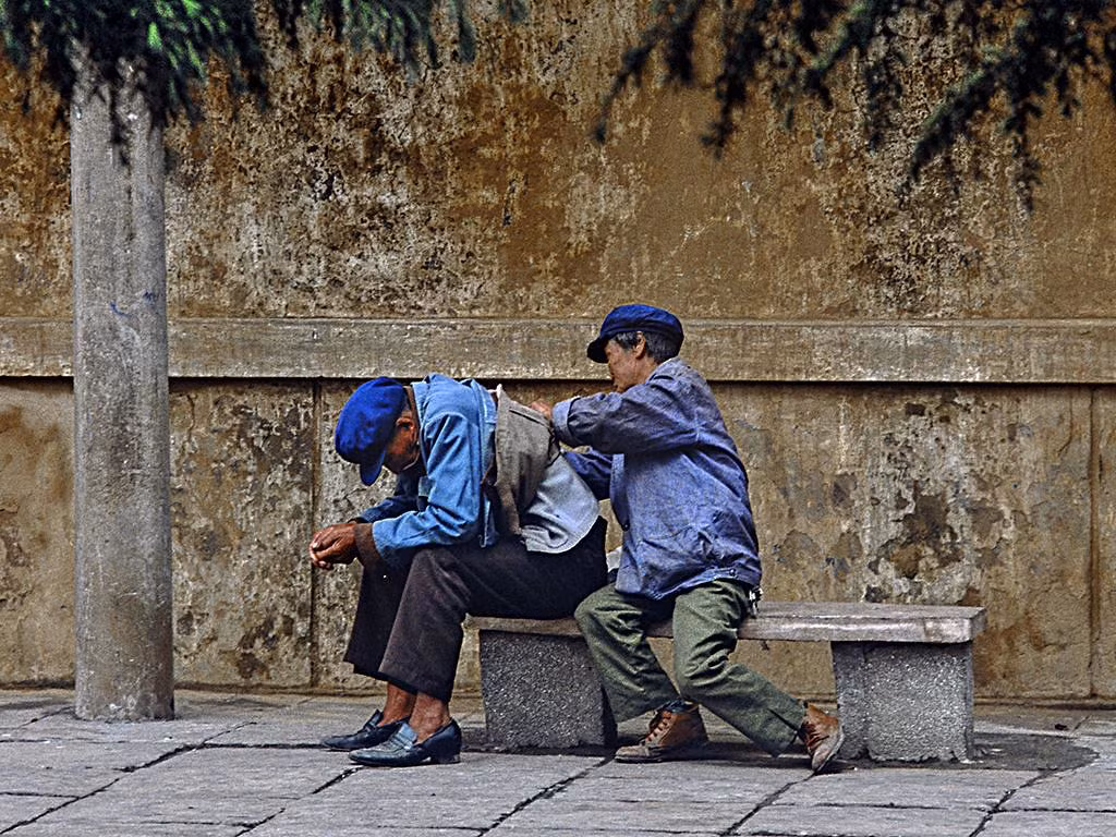 Dân làng tẩm quất cho nhau trên ghế đá.