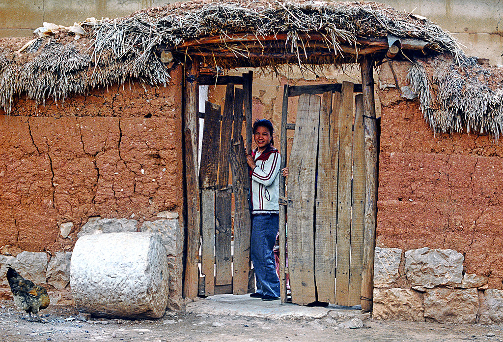 Cô gái đứng bên cổng nhà tại một ngôi làng ở tỉnh Vân Nam, Trung Quốc năm 1992. Ảnh: Maurizio Cardo / Flickr.