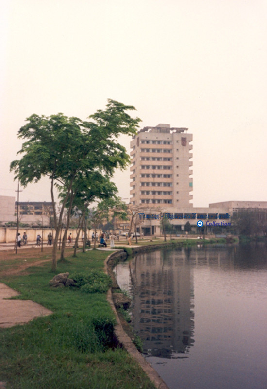 Từ bờ hồ Giảng Võ nhìn về khách sạn Thăng Long.