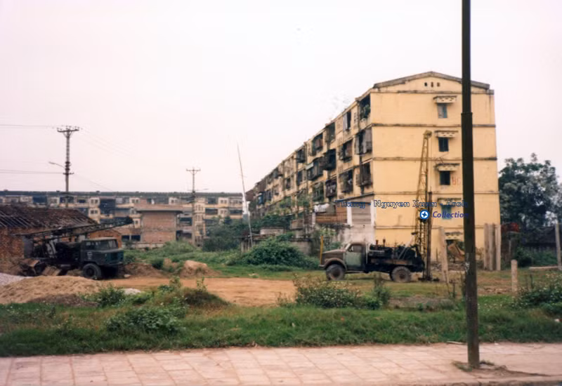 Nhà B6 Giảng Võ nhìn từ phía hồ Giảng Võ. Tòa nhà này ngày nay đã được đập đi xây lại thành chung cư cao tầng.