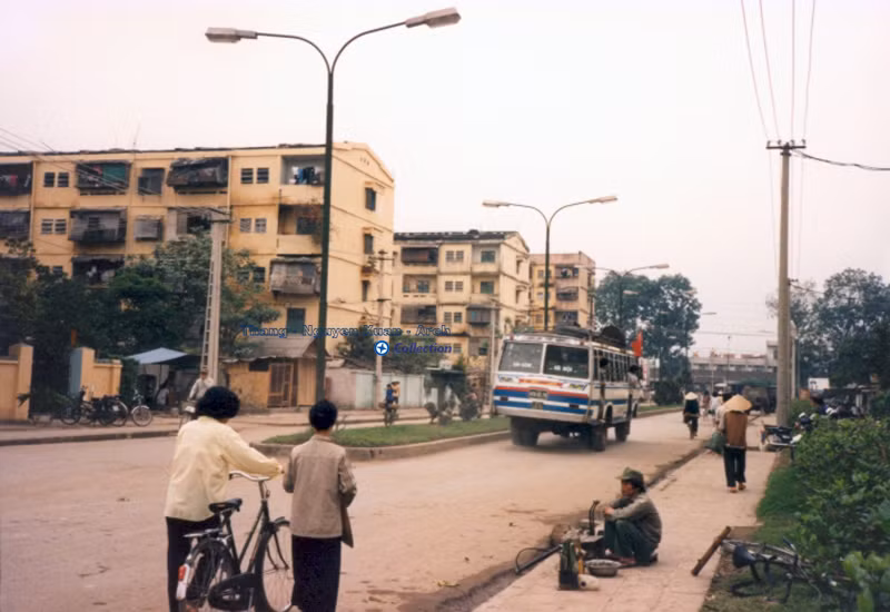 Đường Trần Huy Liệu, nhìn từ vỉa hè trước nhà D1.