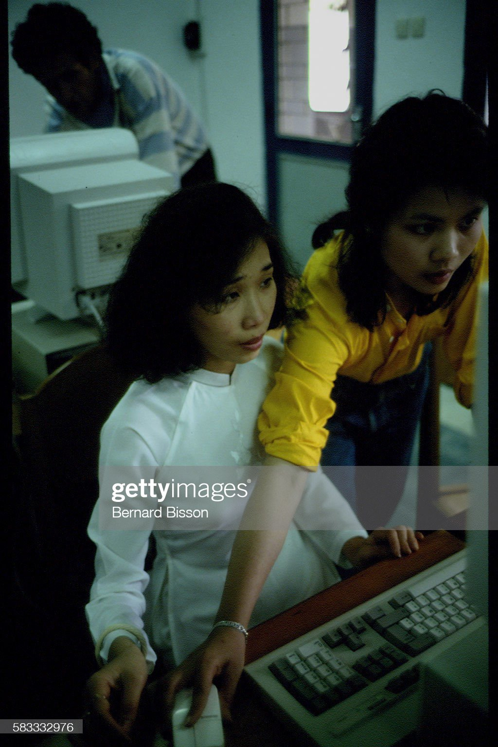 Người đẹp áo dài trong lớp đào tạo tin học.