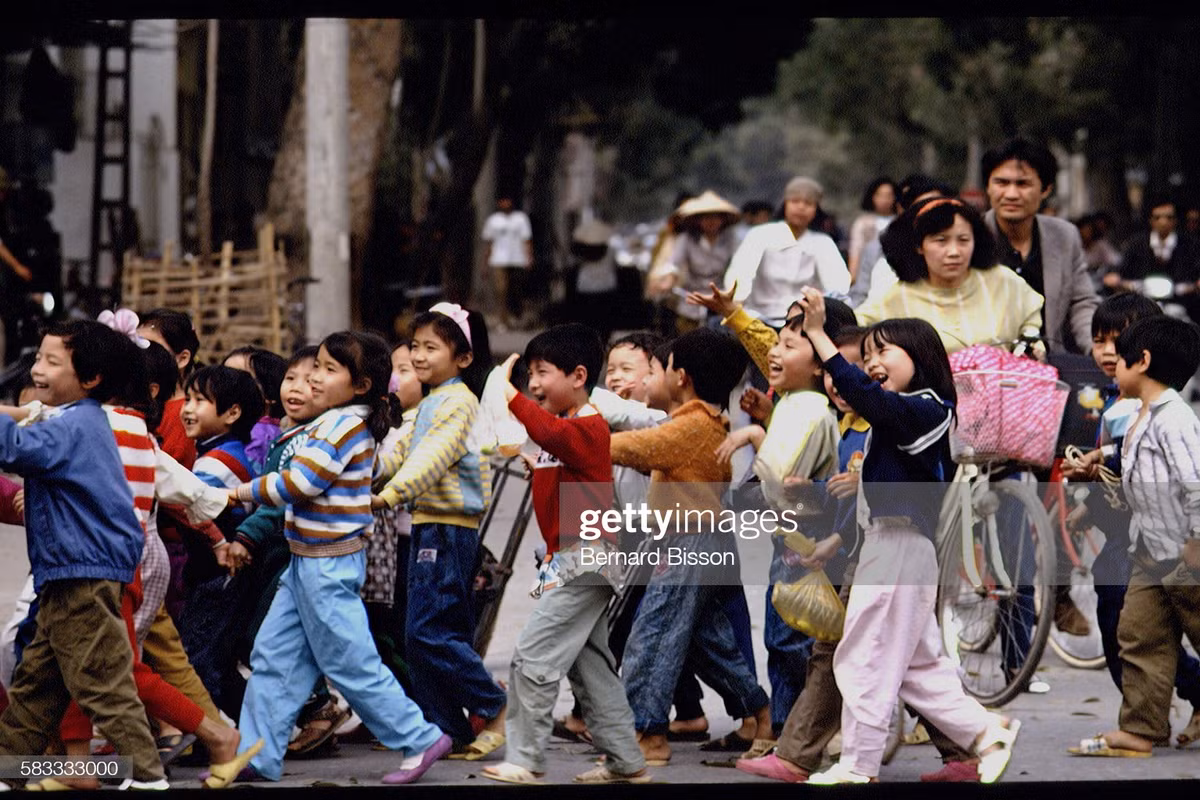 Một nhóm trẻ em sang đường.