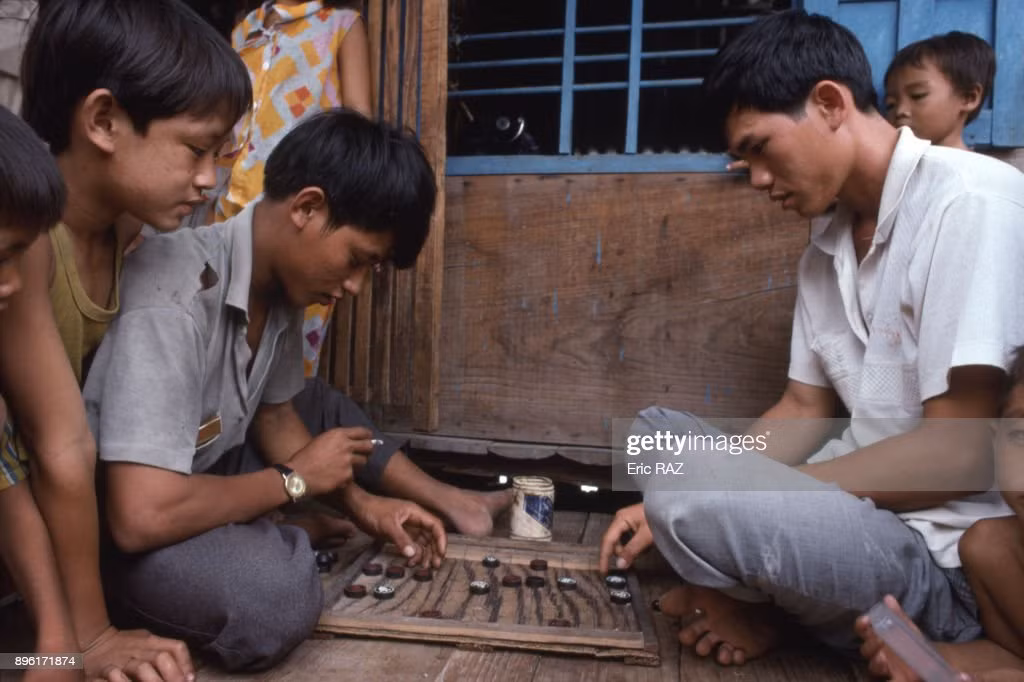 Các thiếu niên đánh cờ tướng.