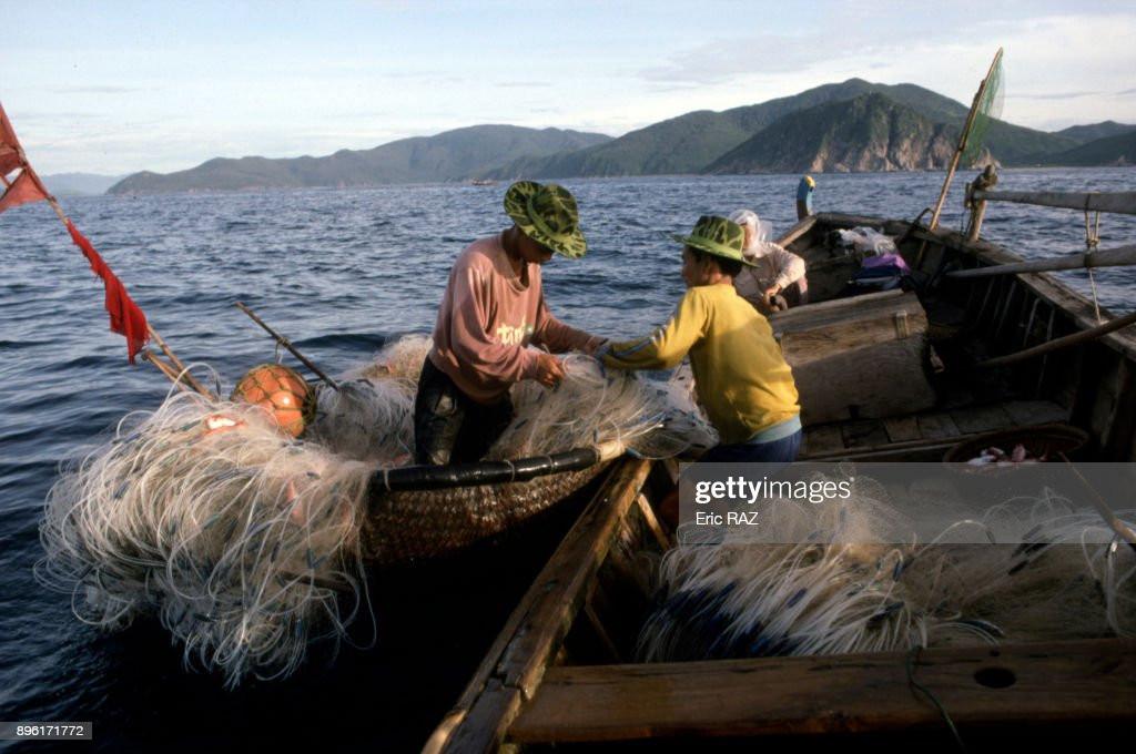 Các ngư dân chuẩn bị thả lưới ở ngoài khơi Nha Trang.
