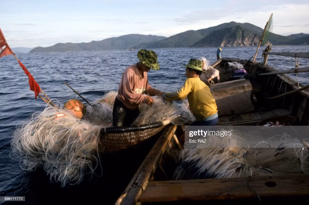 Các ngư dân chuẩn bị thả lưới ở ngoài khơi Nha Trang.