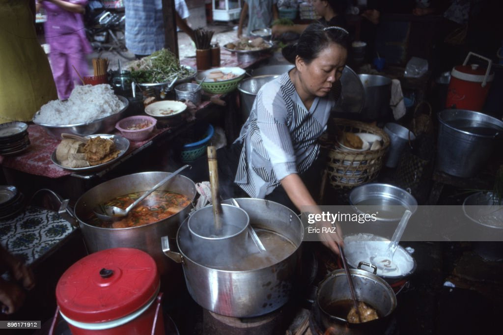 Khu bếp của quán bún chợ Bình Tây.