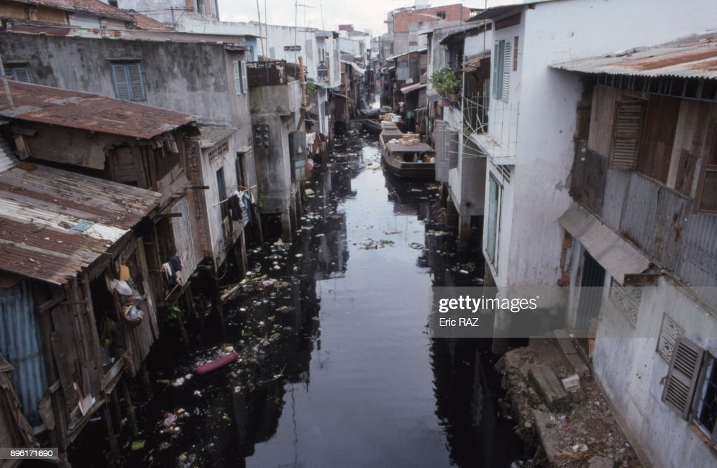 Những ngôi nhà nằm hai bên bờ kênh nước đen ở Chợ Lớn.