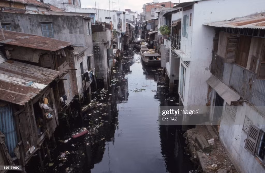 Những ngôi nhà nằm hai bên bờ kênh nước đen ở Chợ Lớn.