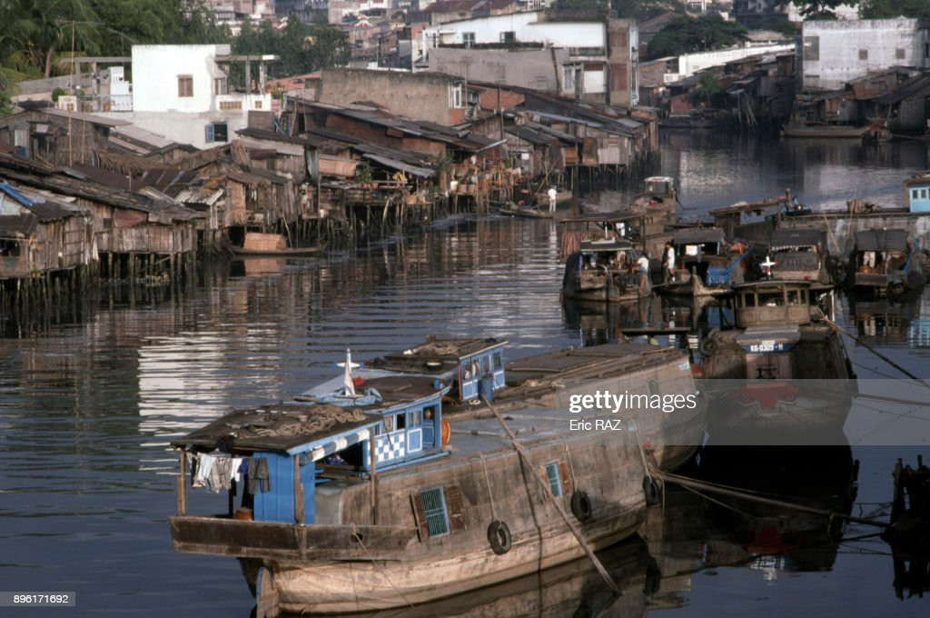 Ghe thuyền và những ngôi nhà ven kênh Tàu Hủ, TP. HCM.
