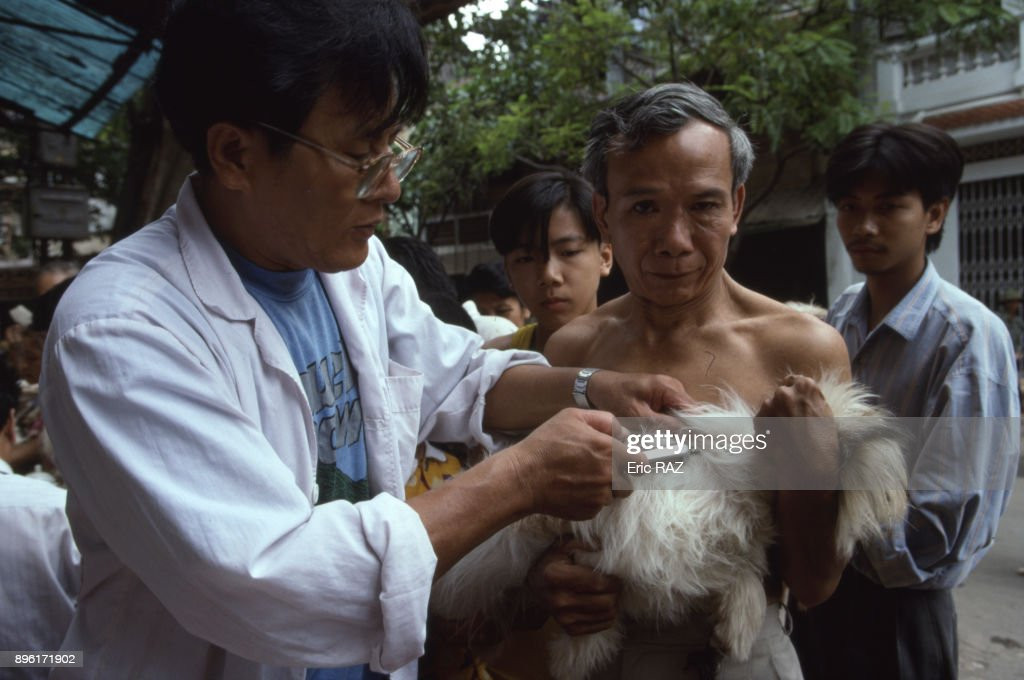 Bác sĩ thú y tiêm phòng dại cho chó ở TP HCM, Việt Nam năm 1994. Ảnh: Eric Raz/Gamma-Rapho via Getty Images.