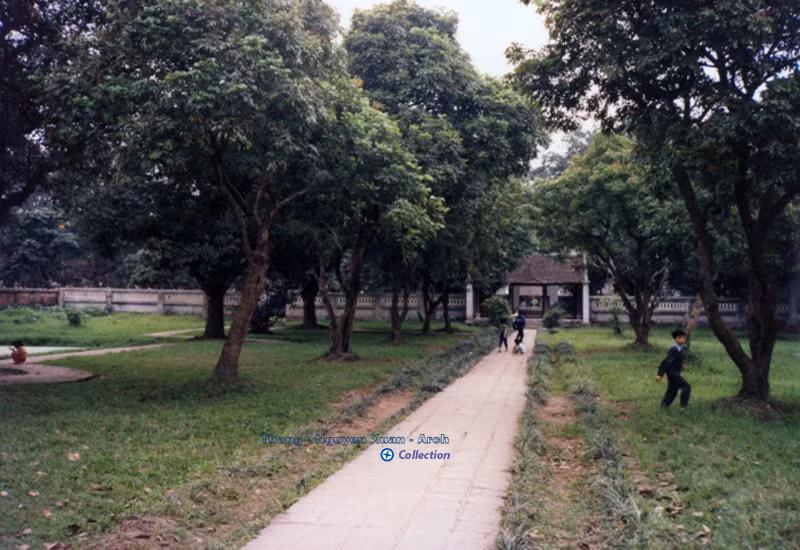 Đường Thần đạo sau Văn Miếu Môn dẫn đến Đại Trung Môn.