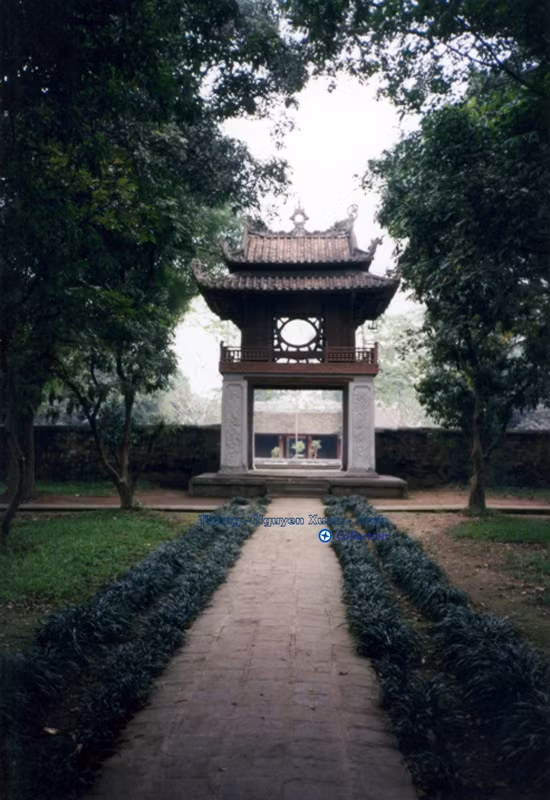 Sau Đại Trung Môn là Khuê Văn Các.