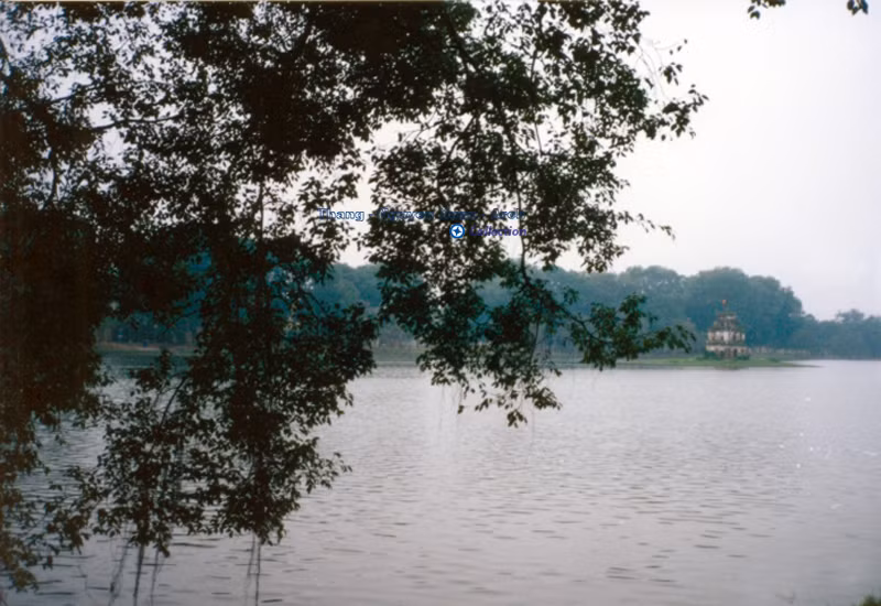 Khung cảnh thanh bình ở hồ nước nổi tiếng nhất thủ đô.