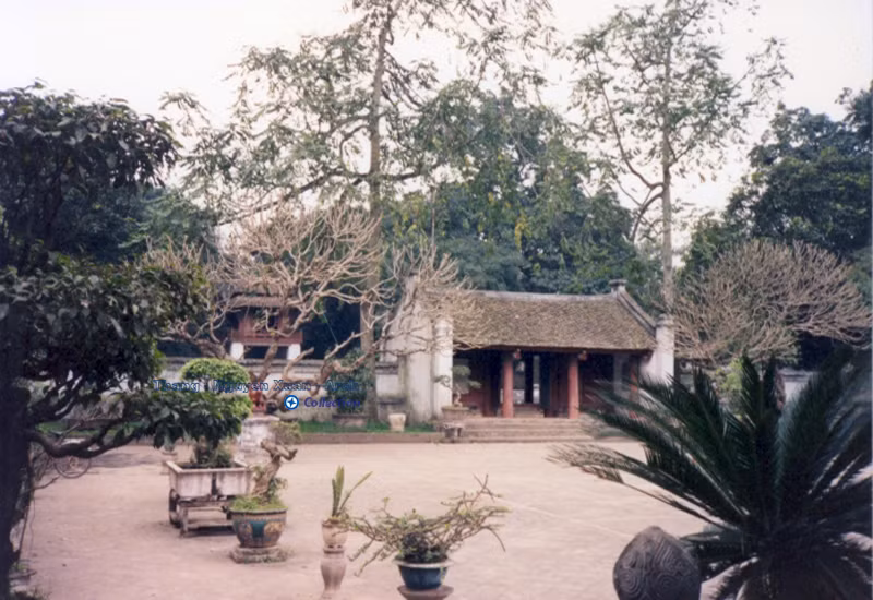 Trong sân Bái Đường, phía sau khu vườn bia.