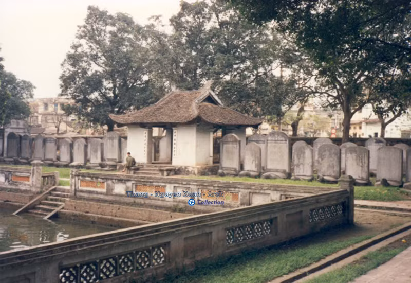 Khu vườn bia Tiến sĩ nằm bên giếng Thiên Quang.