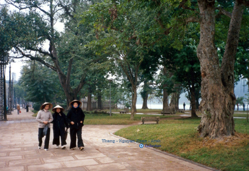 Ba cụ bà đi dạo bên bờ hồ Hoàn Kiếm, Hà Nội năm 1991. Ảnh: Gunter Hartnagel/Flickr.