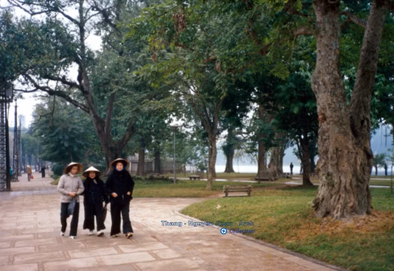 Ba cụ bà đi dạo bên bờ hồ Hoàn Kiếm, Hà Nội năm 1991. Ảnh: Gunter Hartnagel/Flickr.