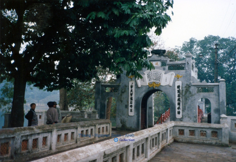 Đài Nghiên, cánh cổng phía trước cầu Thê Húc.