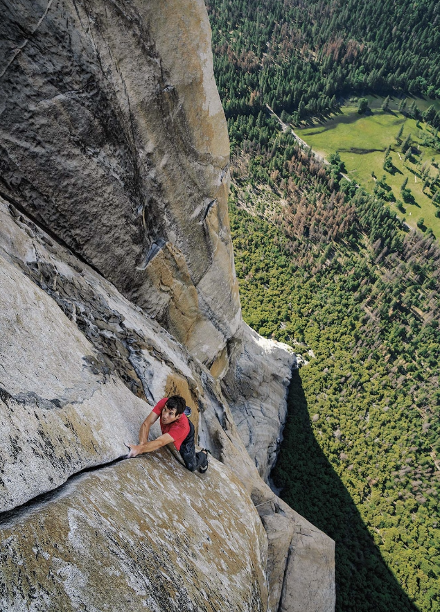Ảnh chụp tại Mỹ, 2013 Nhà leo núi Alex Honnold đang đu mình trên thung lũng Yosemite, California mà không có bất kỳ dây thừng hay thiết bị an toàn nào. Trước khi đạt được thành tích ấn tượng vào ngày 3 tháng 6 năm 2017, Honnold đã suy nghĩ về chuyến leo núi trong suốt 10 năm, rồi dành một năm rưỡi lên kế hoạch và luyện tập.