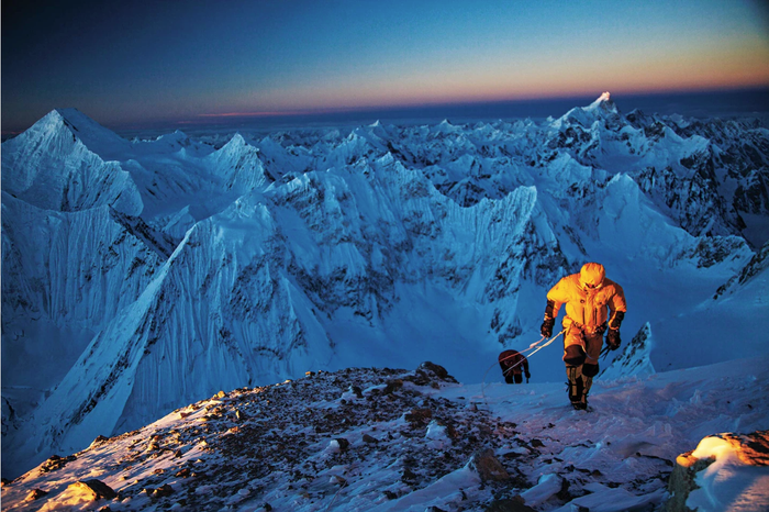 Ảnh chụp tại Pakistan, 2011. Những người leo núi đang bước đi trên đỉnh núi Gasherbrum II thuộc dãy Karakoram vào thời điểm hoàng hôn. Khi xuống dốc, những nhà leo núi và cả nhiếp ảnh gia Cory Richards suýt bị vùi lấp bởi một trận tuyết cấp 4 nhưng may mắn thoát chết trong gang tấc. Sau tai nạn, Cory phải gặp một số sang chấn tâm lý, nhưng cũng nhờ đó mà anh cởi mở khi nói về tầm quan trọng của sức khỏe tinh thần.