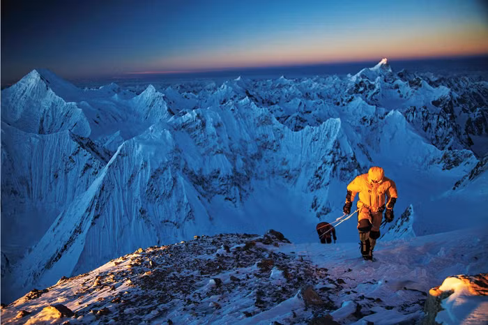 Ảnh chụp tại Pakistan, 2011. Những người leo núi đang bước đi trên đỉnh núi Gasherbrum II thuộc dãy Karakoram vào thời điểm hoàng hôn. Khi xuống dốc, những nhà leo núi và cả nhiếp ảnh gia Cory Richards suýt bị vùi lấp bởi một trận tuyết cấp 4 nhưng may mắn thoát chết trong gang tấc. Sau tai nạn, Cory phải gặp một số sang chấn tâm lý, nhưng cũng nhờ đó mà anh cởi mở khi nói về tầm quan trọng của sức khỏe tinh thần.