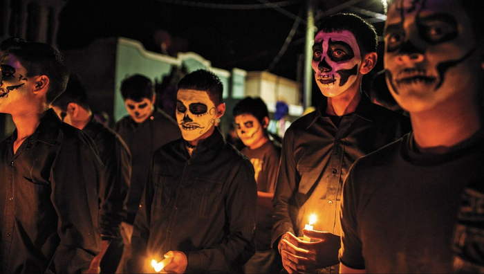 Ảnh chụp tại Mexico, 2016. Năm 2011, băng đảng tội phạm Zetas, do nghi ngờ có người phát tán thông tin về hoạt động buôn bán ma túy của hội, nên đã càn quét vùng Allende, Mexico và thị trấn gần biên giới Texas, giết chết ít nhất một trăm người. Đối với những người đã trải qua mất mát, ngày lễ Día de Muertos (Lễ hội của người chết) năm ấy đặc biệt quan trọng, vì họ không chỉ tưởng nhớ về tổ tiên mà còn là những người không may bị băng đảng tàn sát.