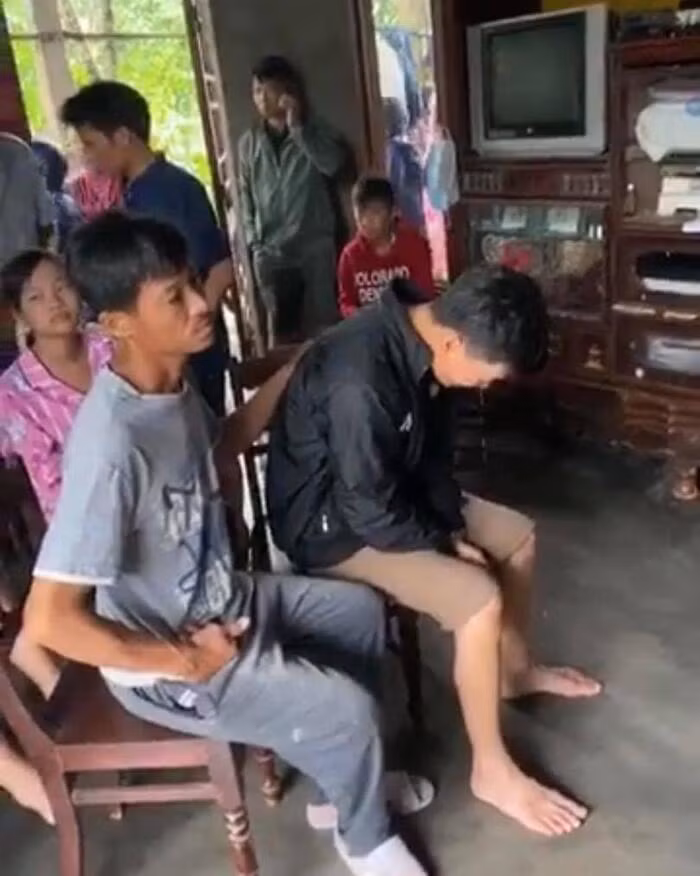 Khoanh khac am anh nguoi chong san phu bi dong nuoc lu cuon troi